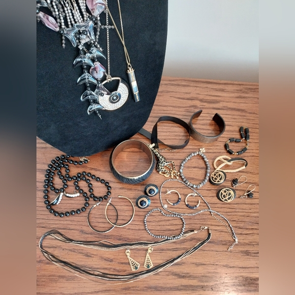 Jewelry Set with Black and Gold Accents - Picture 10 of 13